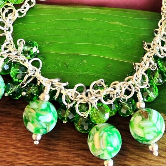 Green glass and swarovski crystal charm bracelet. Recycled green bottle glass. - Picture 11 of 16